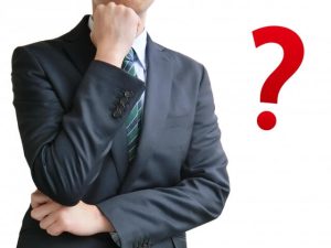 悩むビジネスマン