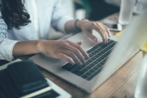 パソコンを打つ手