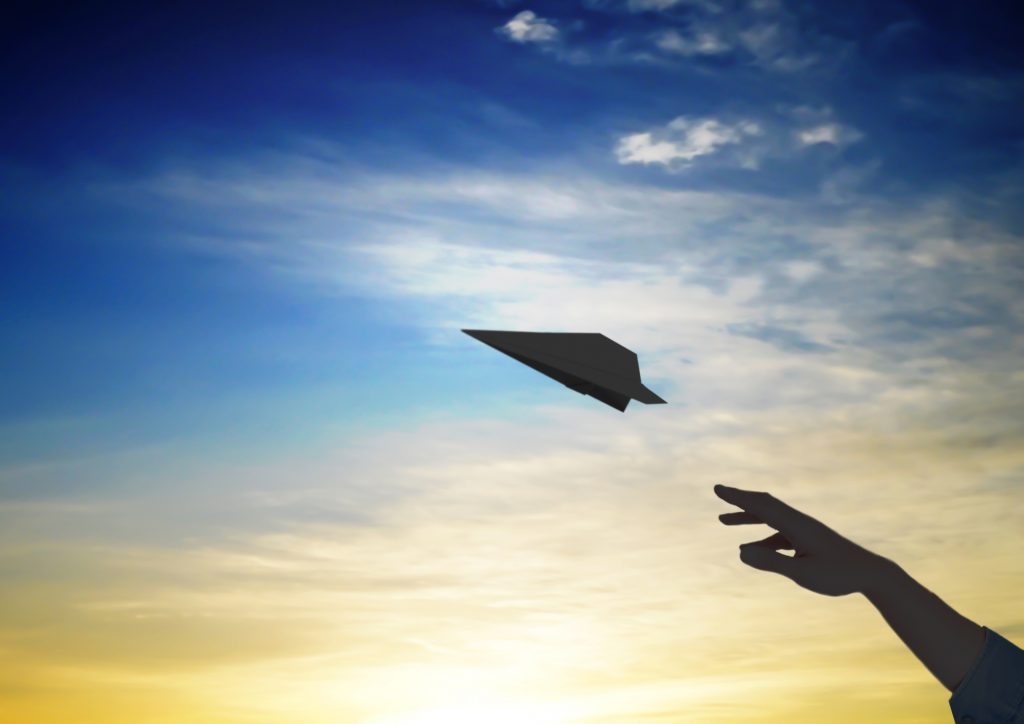 夕日と紙飛行機