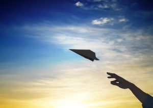 夕日と紙飛行機