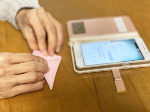 折り紙とスマホ