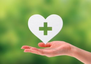 手の上にあるハートの十字