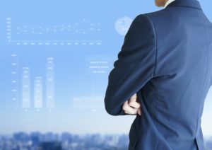 ビジネスマンの背中とグラフ