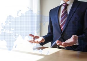 ビジネスマンと世界地図