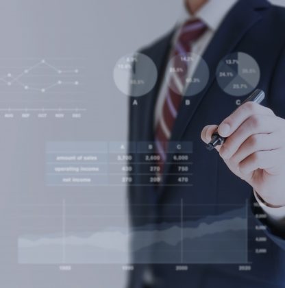 グラフとペンを持ったビジネスマン