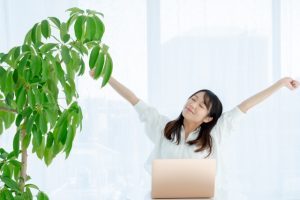 腕を伸ばす女性