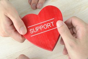 両方から支えるハート
