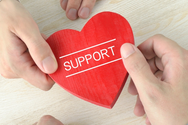 両方から支えるハート