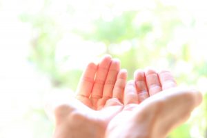 手の平で受け止める