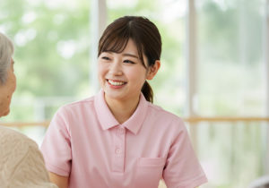 会話をする女性