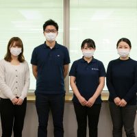 4人のマスクスタッフ