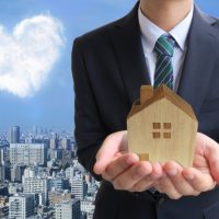 ビジネスマンとハート雲と家