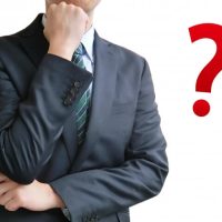 悩むビジネスマン