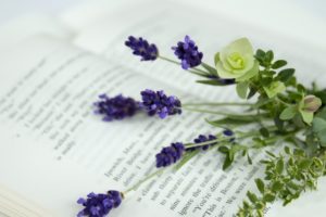本と花